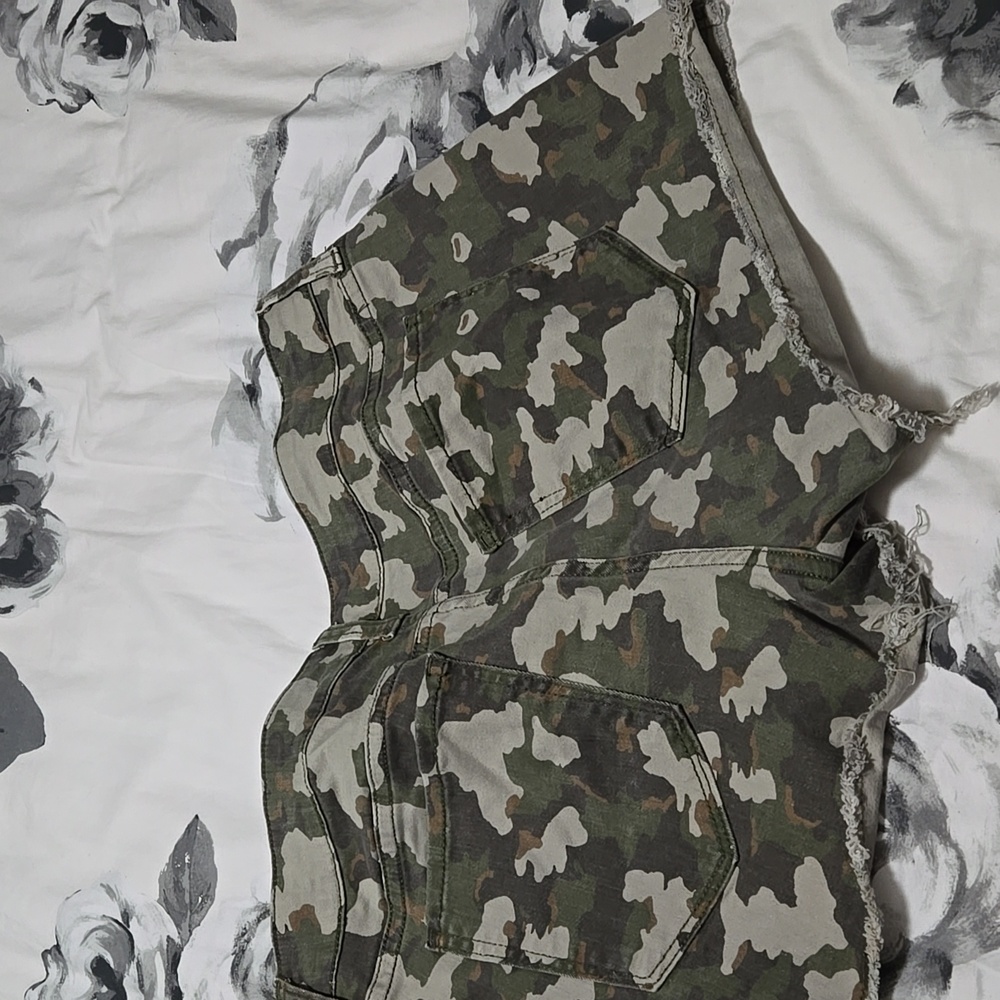 Shorts - Picture 3 of 4